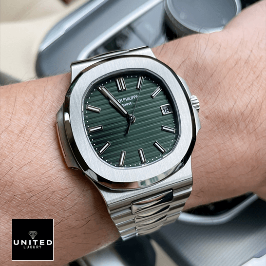 Patek Philippe Nautilus Green Replica 2 Patek Philippe Nautilus Steel 5711_1A-014 Green Dial Steel Replica on the wrist