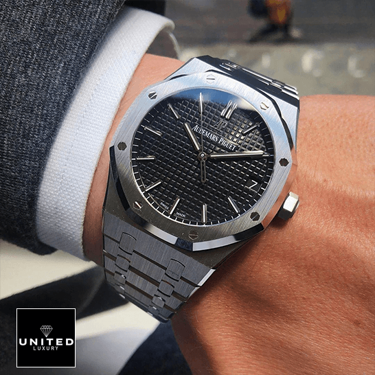 Royal Oak Selfwinding Replica 2 Ap Royal Oak 15500ST.OO_.1220ST.03 Black Dial Replica on the man wrist