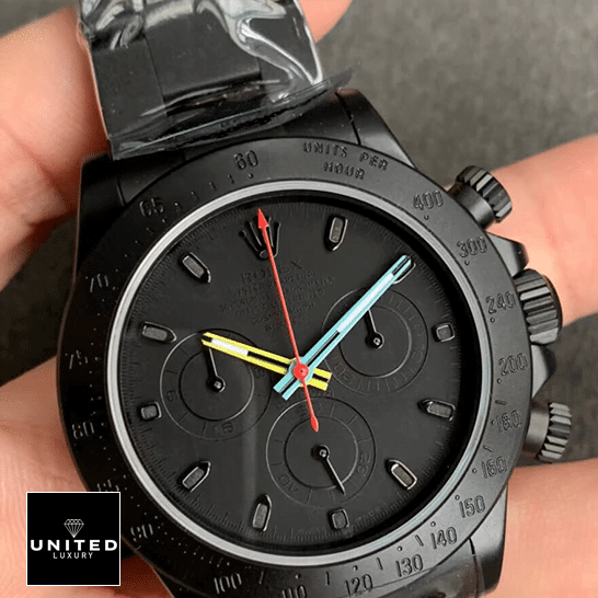 Rolex Blaken Daytona Date Black Dial & Bezel 116520 Replica on his hands