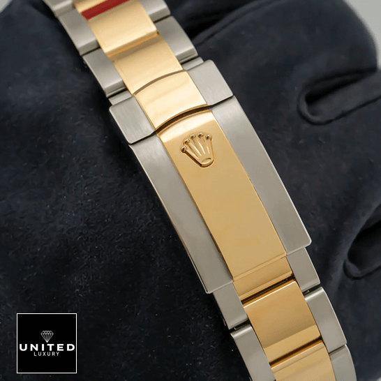 Rolex Datejust 126333-0011 Champagne Dial Replica 5 Rolex 126333 Yellow Gold Stainless Steel Oyster Replica closed clasp on the hand