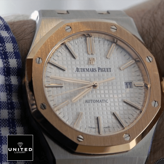 Audemars Piguet Royal Oak 15400SR.OO.1220SR.01 Replica 8 Audemars Piguet Royal Oak White Dial Two Tone Replica on the man wrist