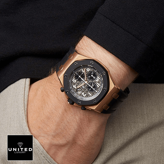 AP Royal Oak Rose Replica 9 Audemars Piguet Black Dial Gold Case Replica on the man wrist