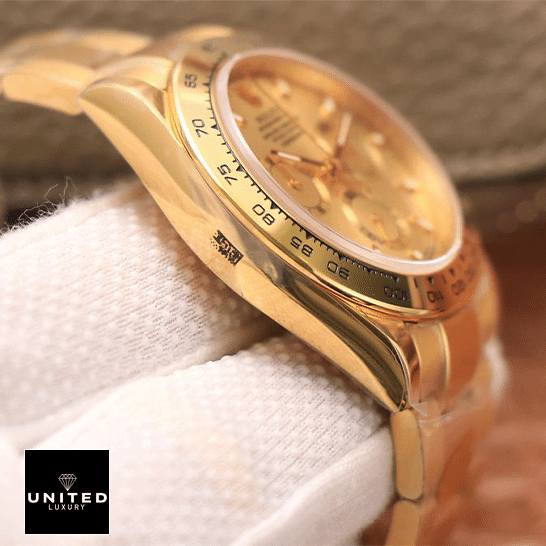 Rolex Daytona Cosmograph Yellow Gold Dial 116528 Oyster Replica 1 Rolex Daytona Cosmograph Yellow Gold Case & Bezel 116528 Replica on his hand