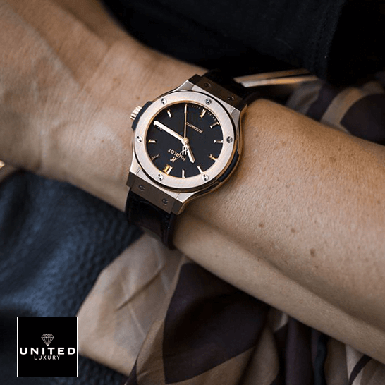Hublot King Gold Replica 2 Hublot Classic Fusion Gold Bezel Black Dial Replica on the man wrist