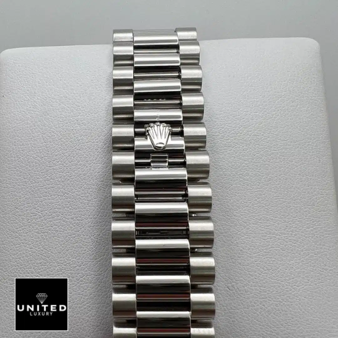 Rolex Day Date Olive Diamond Replica 4 Rolex Day Date 228349RBR Replica Stainless Steel Oyster Bracelet on the Rolex logo